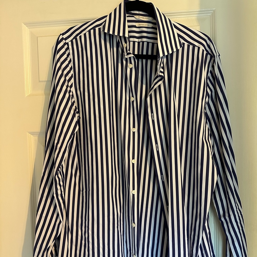 Suitsupply shirt. Navy blue / white stripe